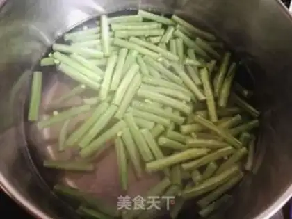Make Sesame sauce mixed with mustard beans step 1