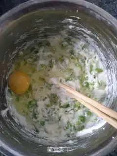 Make Peas eggs step 1