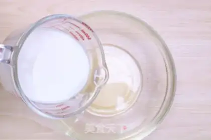 Make White Jade Strawberry Roll step 0