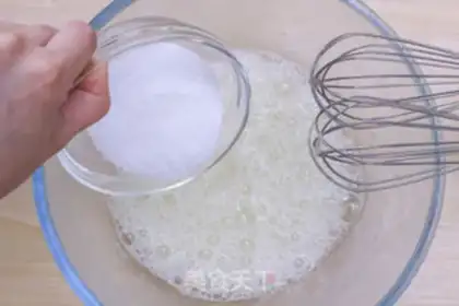 Make White Jade Strawberry Roll step 4