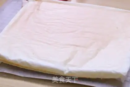 Make White Jade Strawberry Roll step 9
