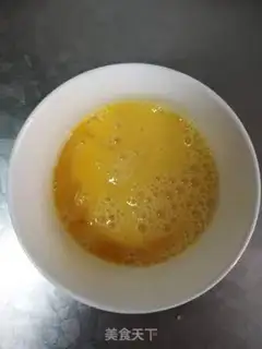 Make Garlic fried eggs step 1