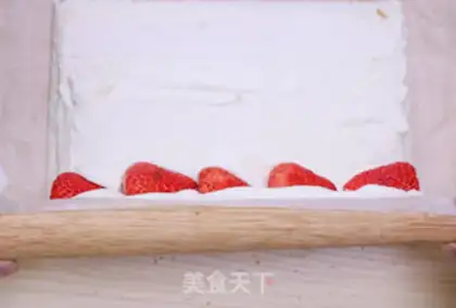 Make White Jade Strawberry Roll step 13