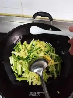 Make Garlic fried eggs step 4