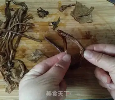 Make Spicy tea, mushroom dry pot step 2