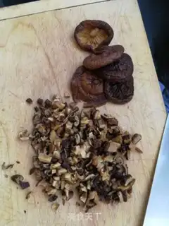 Make Spicy mushroom beef sauce step 0