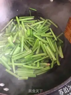 Make Spinach fried eggs step 1