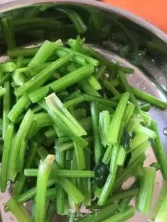 Make Spinach fried eggs step 2