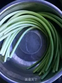 Make The watering hands tore the garlic step 0