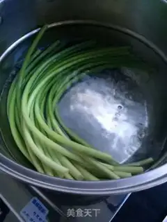 Make The watering hands tore the garlic step 1