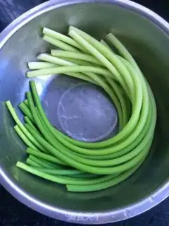 Make The watering hands tore the garlic step 2