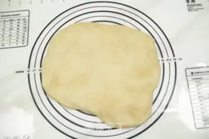 Make Bear squeezes bread step 7
