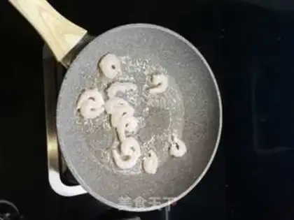 Make Pineapple shrimp fried rice step 4