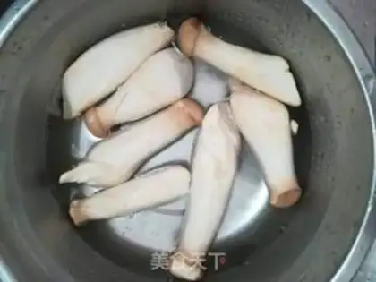 Make Chicken-legged mushroom fried meat step 0