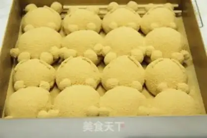 Make Bear squeezes bread step 14