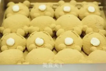 Make Bear squeezes bread step 15