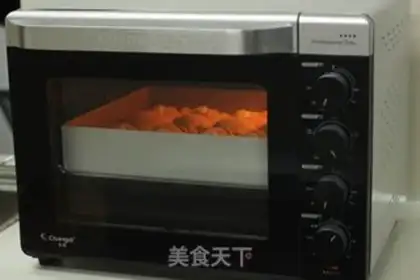Make Bear squeezes bread step 16