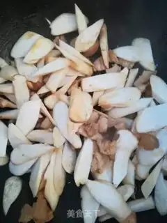 Make Chicken-legged mushroom fried meat step 4
