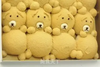 Make Bear squeezes bread step 17