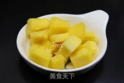 Make Pineapple rice step 1