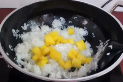 Make Pineapple rice step 4