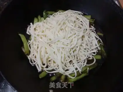 Make Iron-pot lentils noodles step 7