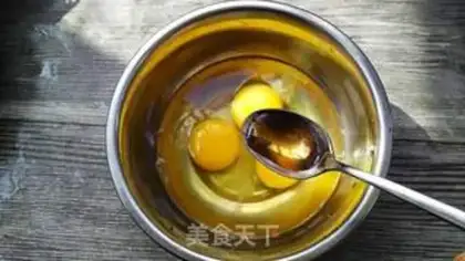 Make Scrambled eggs step 1