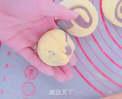 Make Double-coloured buns step 5