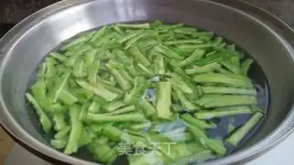 Make Tomatoes and guacamole step 3