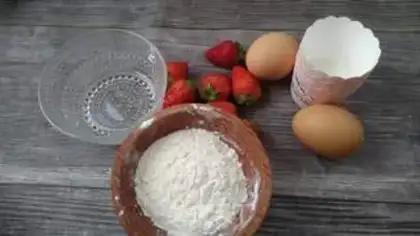 Make Strawberry cupcakes step 0