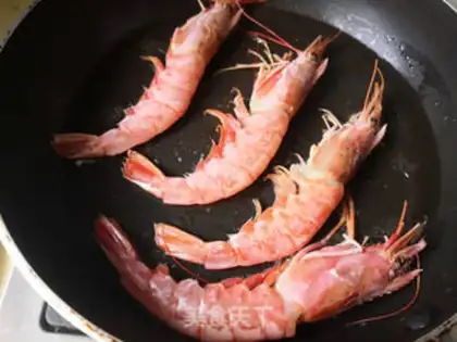 Make Shrimp fried in wild mountains step 4