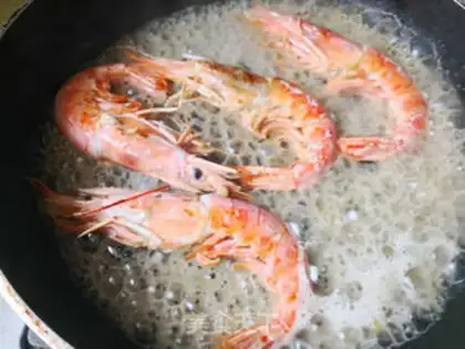 Make Shrimp fried in wild mountains step 5