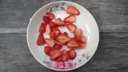 Make Strawberry cupcakes step 4