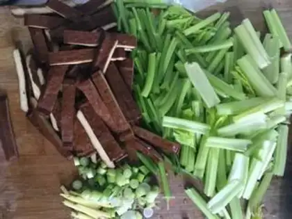 Make Celery fried dry step 1