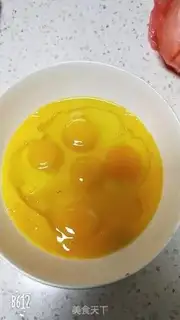 Make Garlic fried eggs step 1