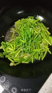 Make Garlic fried eggs step 3