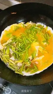 Make Garlic fried eggs step 4