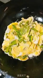 Make Garlic fried eggs step 5