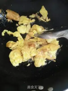 Make Scrambled eggs step 1