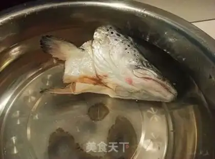 Make Onion pepper salmon head step 0