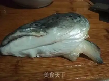 Make Onion pepper salmon head step 1