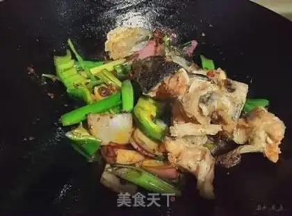 Make Onion pepper salmon head step 6