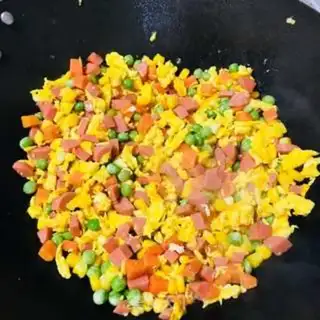 Make Quillow ham and egg fried rice step 3