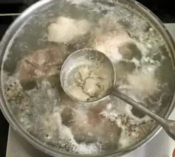 Make Spring pork bone soup step 1