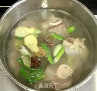 Make Spring pork bone soup step 3