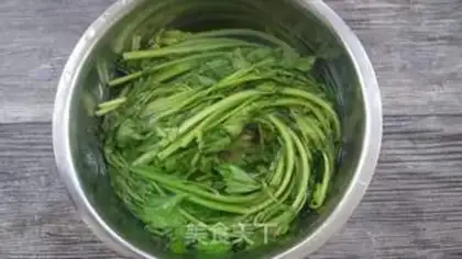 Make Celery apple juice step 1