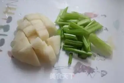 Make Celery pear juice step 1