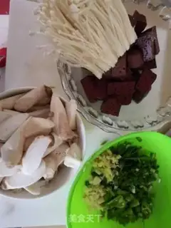 Make Twin mushroom blood soup step 1