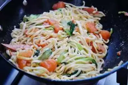 Make Tomato oil noodles step 8