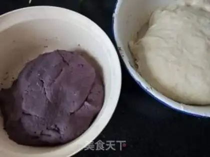Make Black-meat double-coloured buns step 1